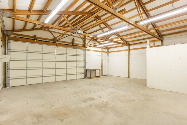 Building Photo - Huge Kitchen, 1000 sq ft Shop/Garage, Remo...