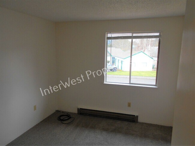 Building Photo - 6627-6627 SW 201st Ct