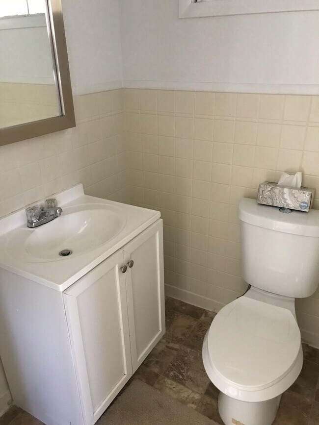 Building Photo - --AVAILABLE OCTOBER 30TH-- 2 BR / 1.5 BA W...