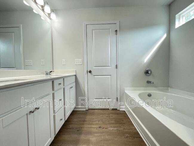 Building Photo - 693 Summerwood Ln