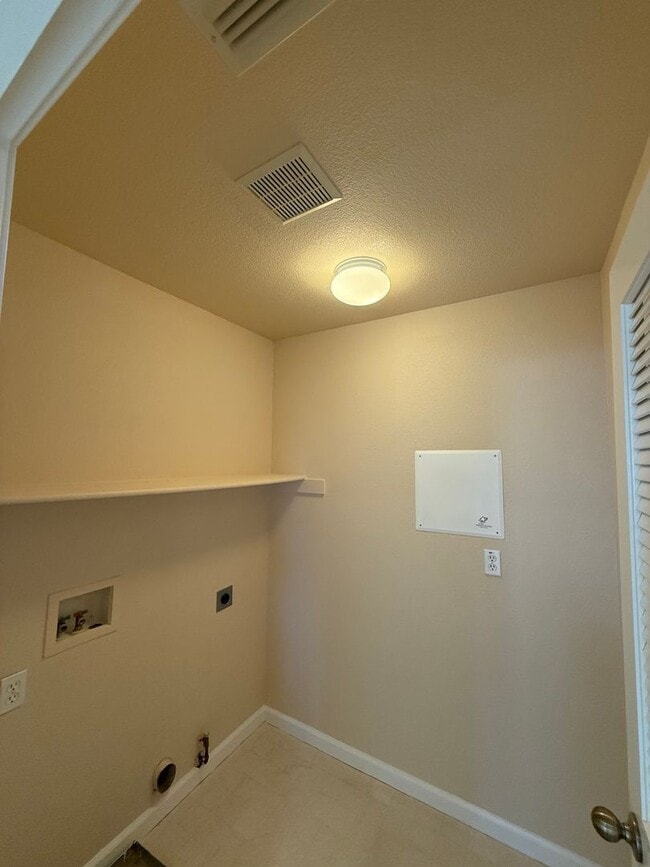 Building Photo - Come Check out this Lovely 4 Bedroom 2.5 B...