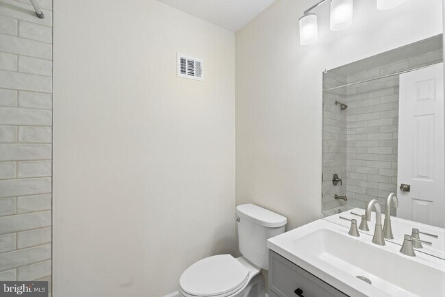 Building Photo - 290 Hilltop Ln