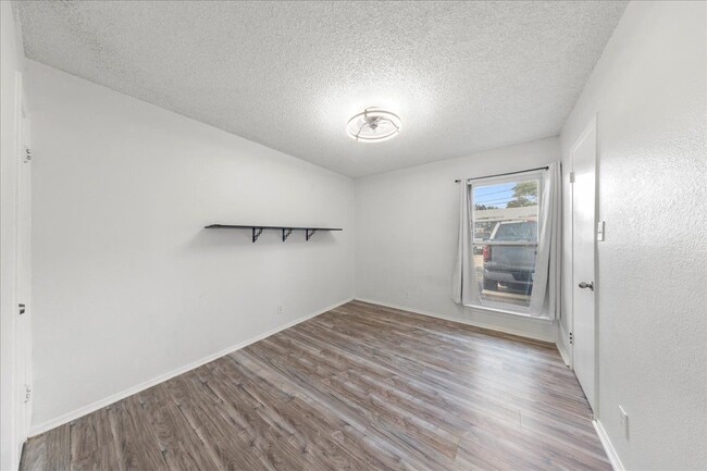 Building Photo - 2401 Manor Rd