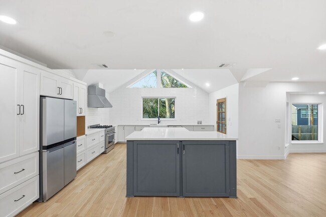 Building Photo - Beautiful Houston Home Featuring a Private Pool