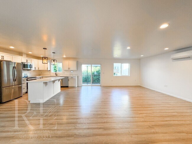 Building Photo - SUPERSIZED 5-Bd HOME