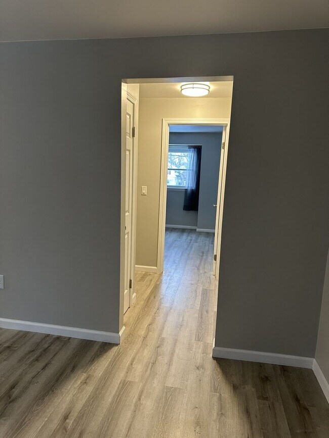 Building Photo - 840 SqFt 2 Bedroom Apartment