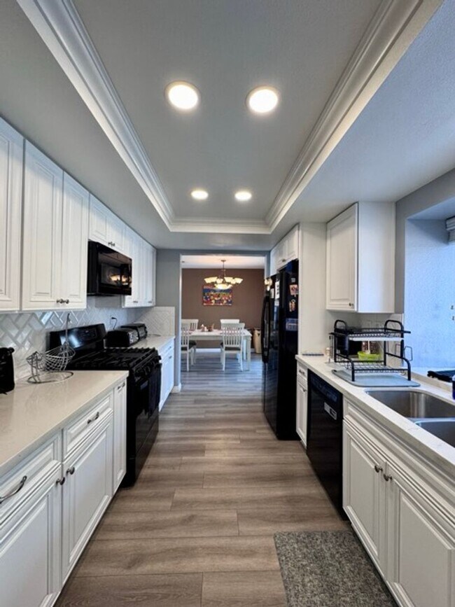 Building Photo - Beautiful 4 Bedroom Pool Home with Solar i...