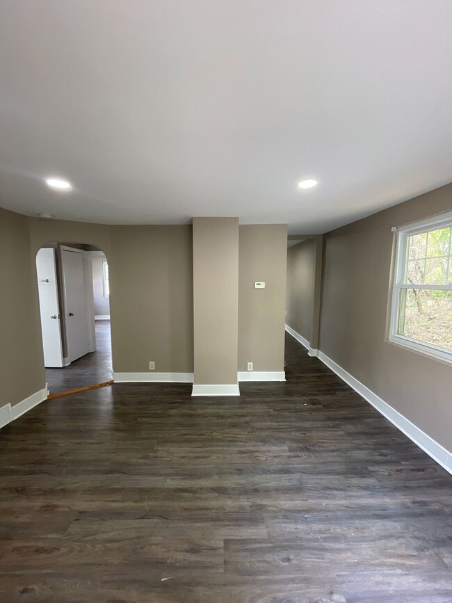 Building Photo - Beautifully renovated 5 bed 2 bath home re...