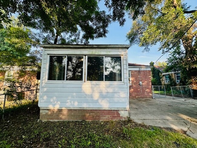 Building Photo - 4 Bedroom 1 Bath Welcome Section 8