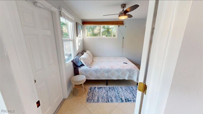 Building Photo - 560 E Valley Dr