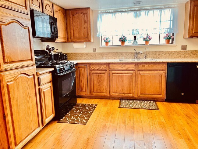 Building Photo - Coming Soon: Spacious, Fully Furnished 2 Bed, 2 Bath Condo in the Lakes!
