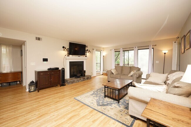 Building Photo - Updated 4 bedroom home in Bluewater Bay!