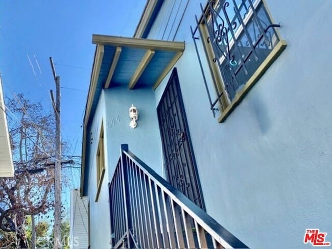 Primary Photo - 644 W 40th Pl