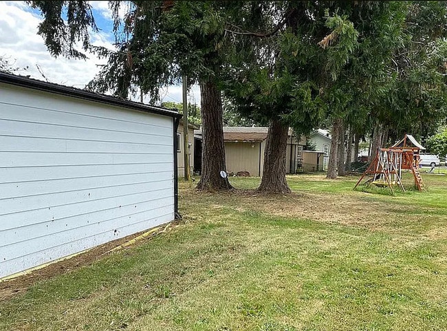 Building Photo - Fully remodeled 3 bed 2 bath