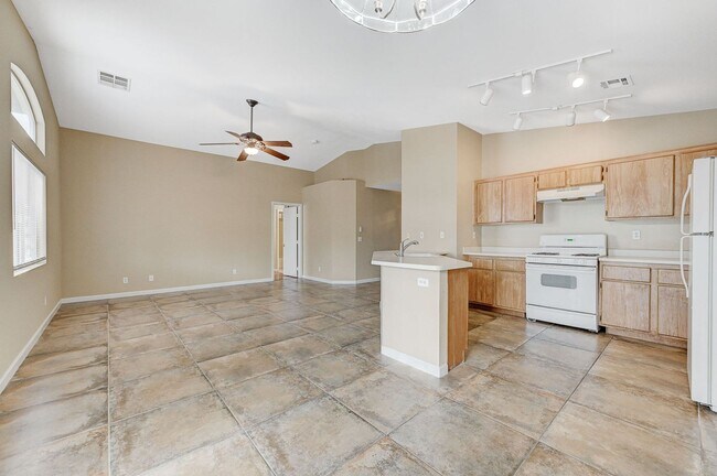 Building Photo - Rare Single Story Home with hard flooring!