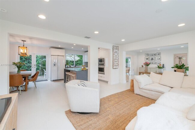 Building Photo - 424 E Dilido Dr