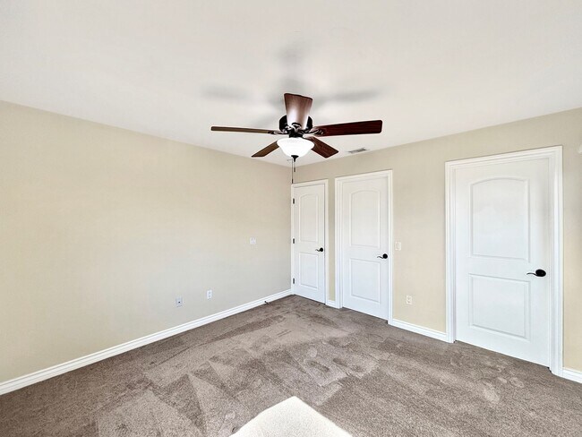 Building Photo - Stunning 4BD/3.5BA Townhouse in Pacific Be...