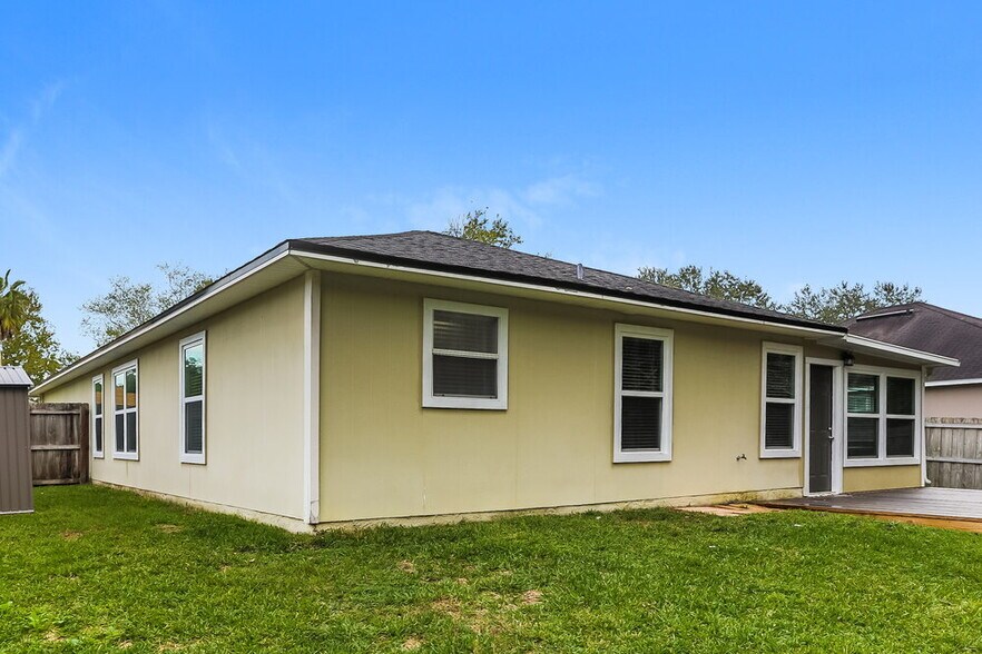 Building Photo - 320 Southlake Dr