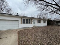 Building Photo - 3-Bedroom Home in Moline – Prime Location ...