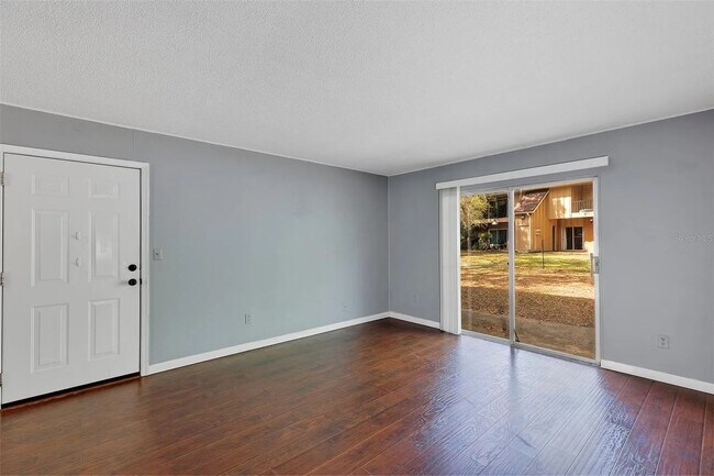 Building Photo - Hawthorne Reserve Condo