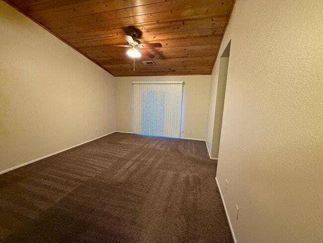 Building Photo - Cute House in East Redding!