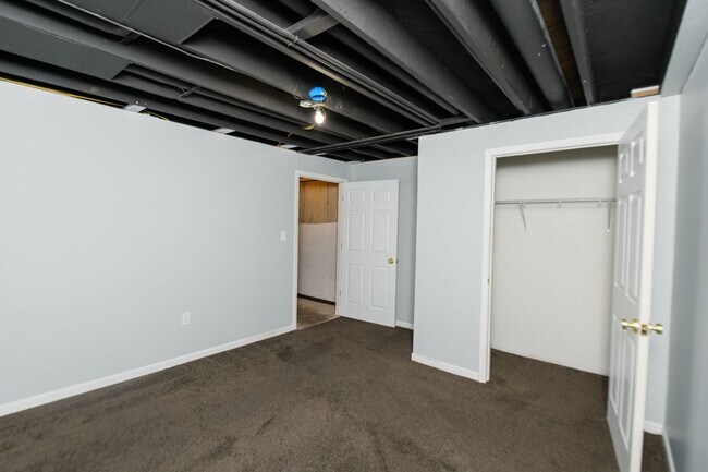 Building Photo - 5 bedroom / 2.5 bathroom Home for Rent in Valparaiso