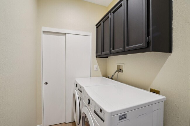 Building Photo - 29 Lakeshore Dr