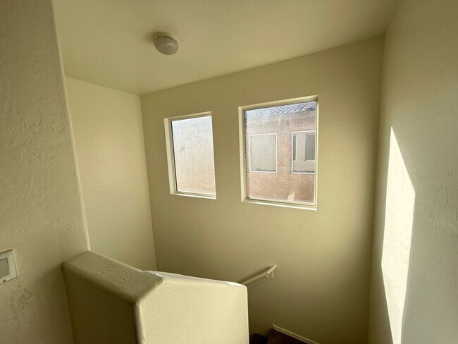 Building Photo - Brand new paint and carpet! 3 Bedroom 2 1/2 Bathroom, Close to Grand Canyon University