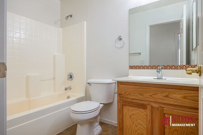 Building Photo - Great Home Located minutes from Freeway