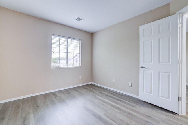 Building Photo - ***MOVE IN SPECIAL*** Spacious 3-Bed Home w/ Private Paver Patio in Gated Community w/ Pool & Park