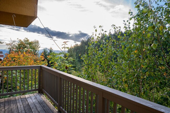 Building Photo - CONDO W/ A VIEW!!! CLOSE TO OHSU,PSU and M...