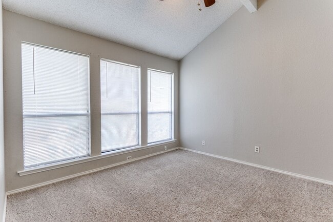 Building Photo - 2805 Meadow Park Dr