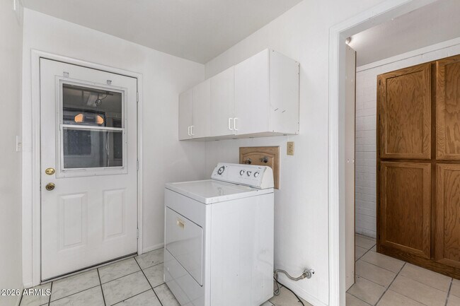 Building Photo - 3541 E Dahlia Dr