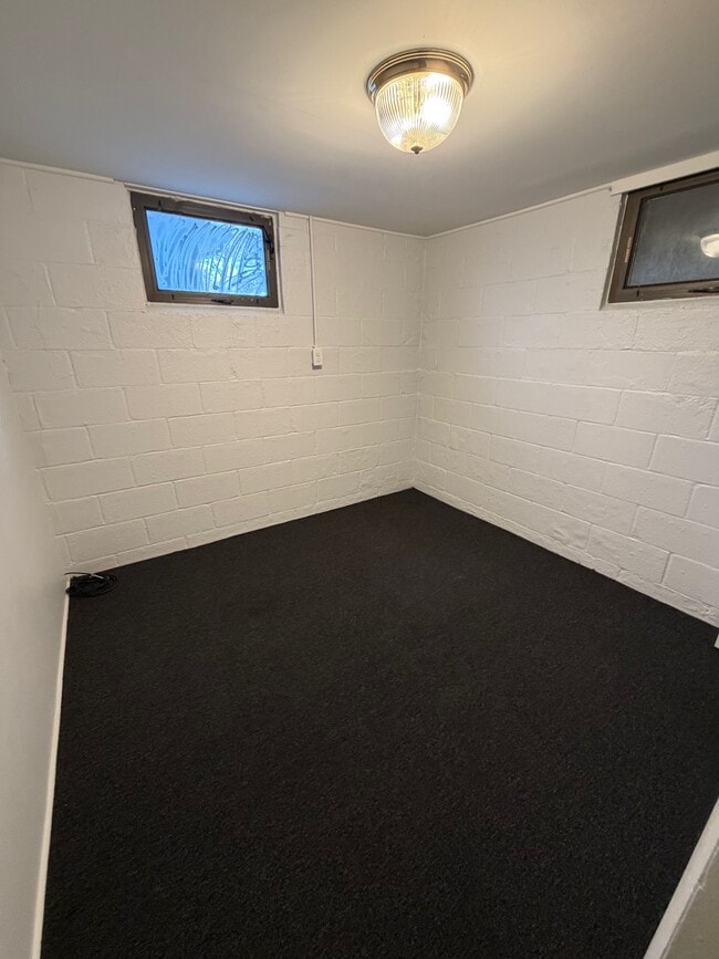 Building Photo - 618 Christopher St