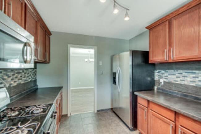 Building Photo - Large 5 Bed | 2 Bath House W/ Fenced Yard ...