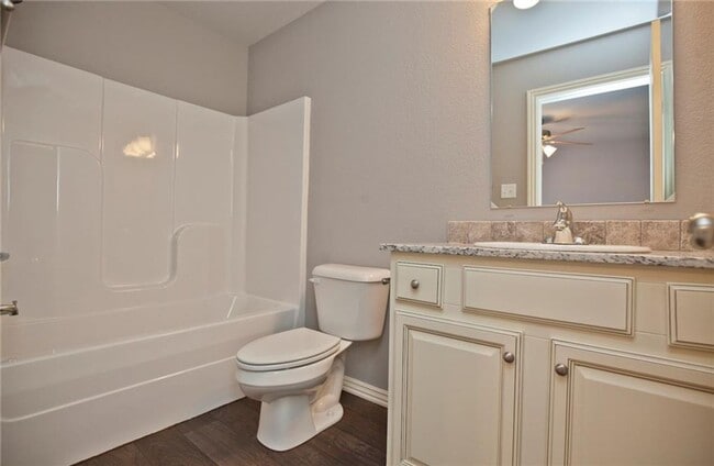 Building Photo - 4 Bed 4.5 Bath Townhouse just mins away from the University!