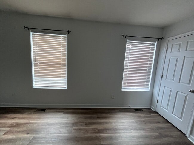 Building Photo - Freshly Painted and New Flooring!