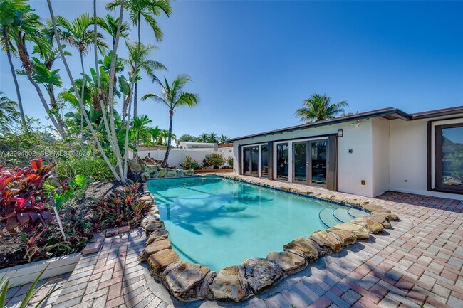 Building Photo - 1704 SW 5th Ct