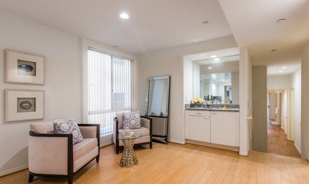 Den - 1923 Selby Ave