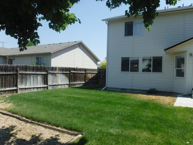 Building Photo - Spacious 4 bed 2.5 bath just off Amity and...