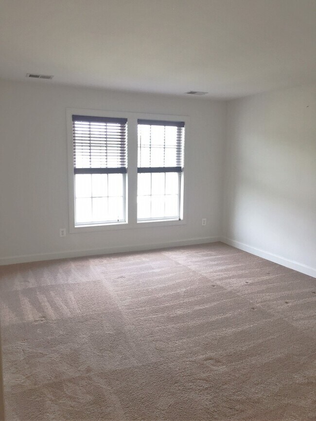 Building Photo - Spacious Townhouse in the City!