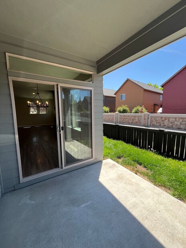 Building Photo - Single Level Home in Unique Bend Neighborhood