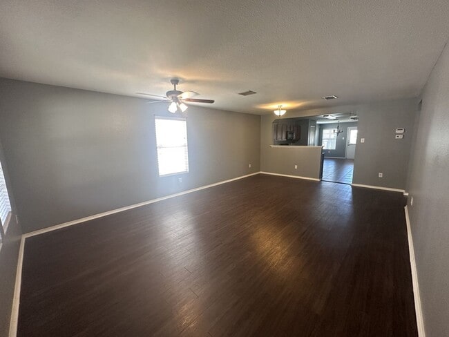 Building Photo - Great Floor Plan ~ Great Location ~ Lots o...