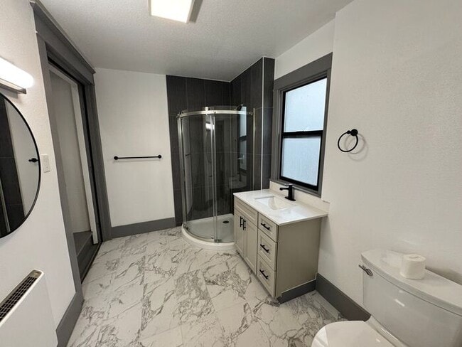 Building Photo - 2 Bedroom 1 Bath Duplex Upper Unit in Tacoma!