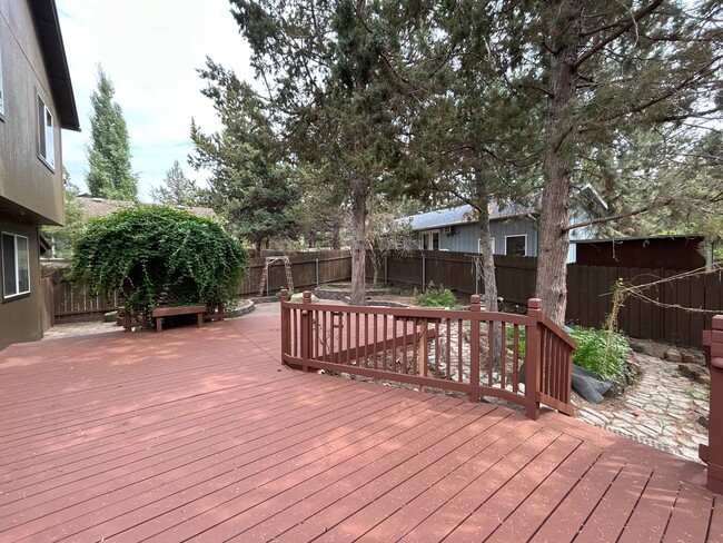 Building Photo - 3 Bedroom Home in SW Bend Just Minutes Fro...