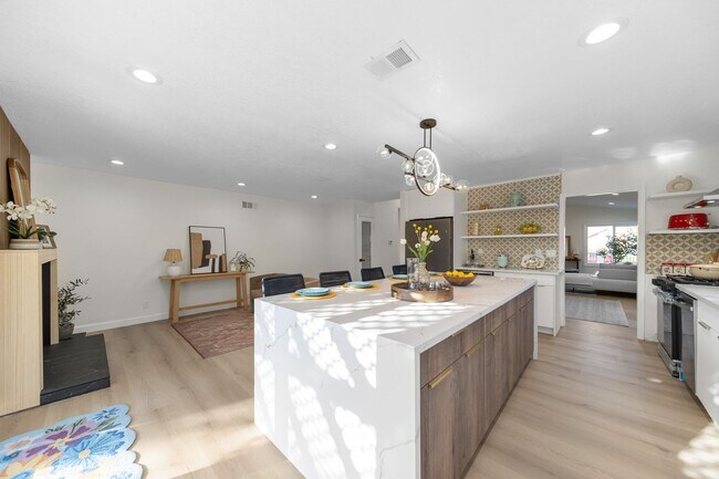 Building Photo - BEAUTIFULLY RENOVATED 4-BEDROOM HOME IN PH...