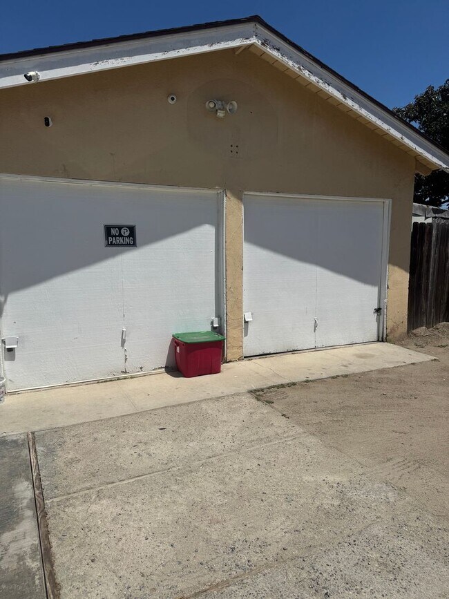Building Photo - 10541 Sycamore Ave
