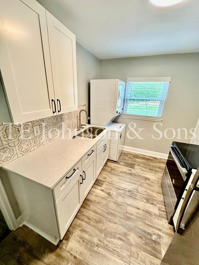 Building Photo - Charming 2 Bedroom Condo in Winston-Salem – Prime Location, Modern Comforts, and Convenience!