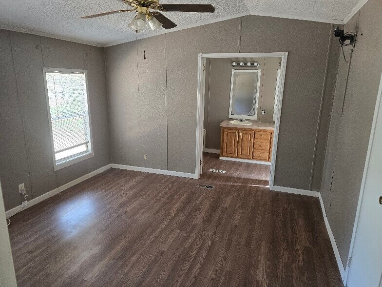 Building Photo - 612 Cherokee Ln