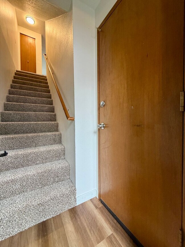 Building Photo - **TWO WEEKS FREE RENT** Updated Townhouse in the Heart of Garden Home~ New LVP Flooring~ Washer/D...